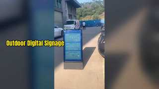 เครื่องเล่นโฆษณา LCD แบบพกพาขนาด 43 นิ้วจอแสดงผลป้ายดิจิตอลสำหรับร้านค้าปลีก IP65 Outdo