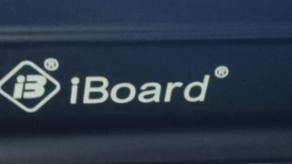 โลโก้เลเซอร์ iBoard และปุ่มสำหรับกรอบด้านล่าง