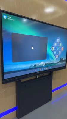 ขาตั้งกระดานไวท์บอร์ดแบบโต้ตอบ ปรับความสูงได้ รองรับน้ำหนัก 100 กก. และล้อเบรกหมุนได้ 360° สำหรับทีวีขนาด 55-86 นิ้ว