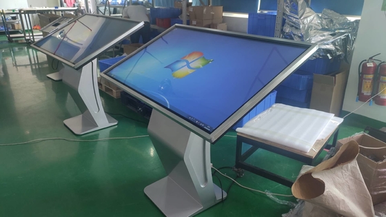 CE FCC LED 43 นิ้ว โครงการโฆษณา Kiosk จัดแสดงผลสัมผัสปฏิสัมพันธ์ หลักป้ายดิจิตอล ระบบหน้าต่างสําหรับโฆษณาธุรกิจ